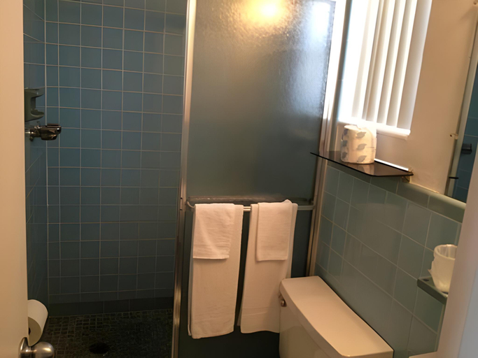 Bathroom 2, Economy Inn Okeechobee, Okeechobee