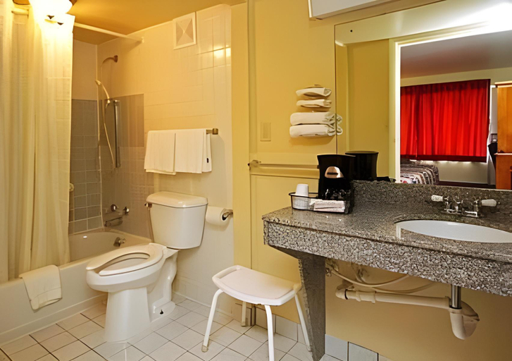 Bathroom 4, Quality Inn Perry, Taylor