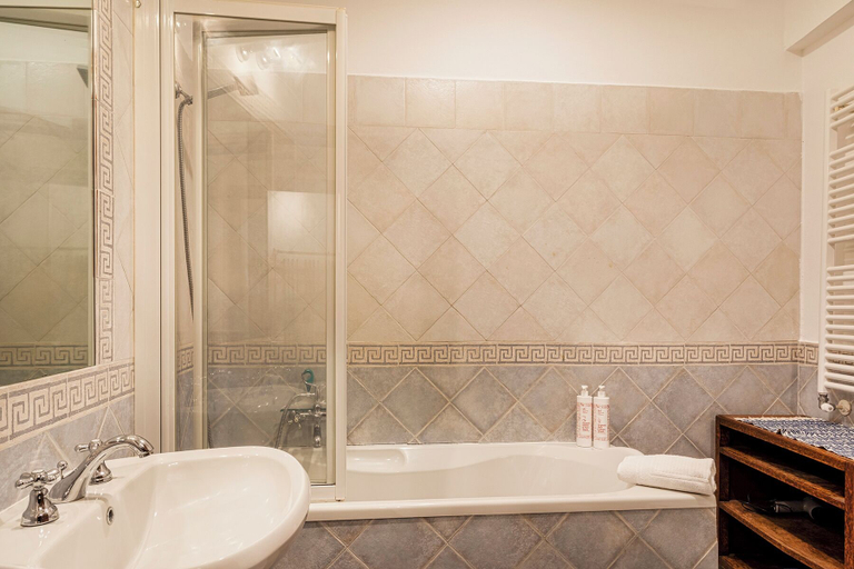 Bathroom, Prione Apartment by Wonderful Italy, Genova