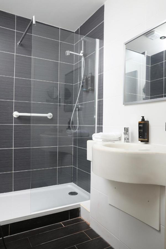 Bathroom 5, Mercure Darlington Kings Hotel, Darlington
