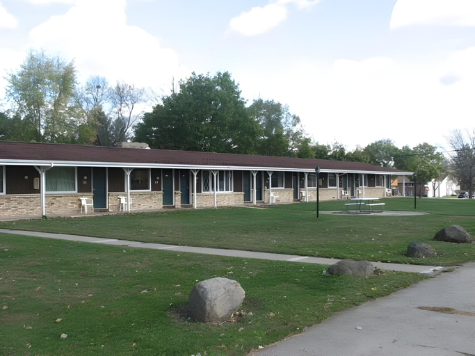 Others 4, Spinning Wheel Motel, Sauk