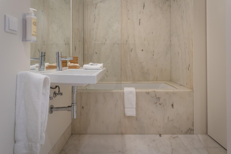 Bathroom 4, AC-Armazens Cogumbreiro, Ponta Delgada