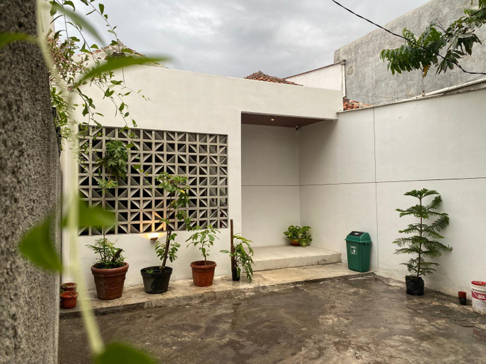 Exterior 8