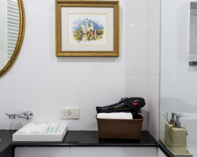 Bathroom 3, The Lek Aree, Phaya Thai