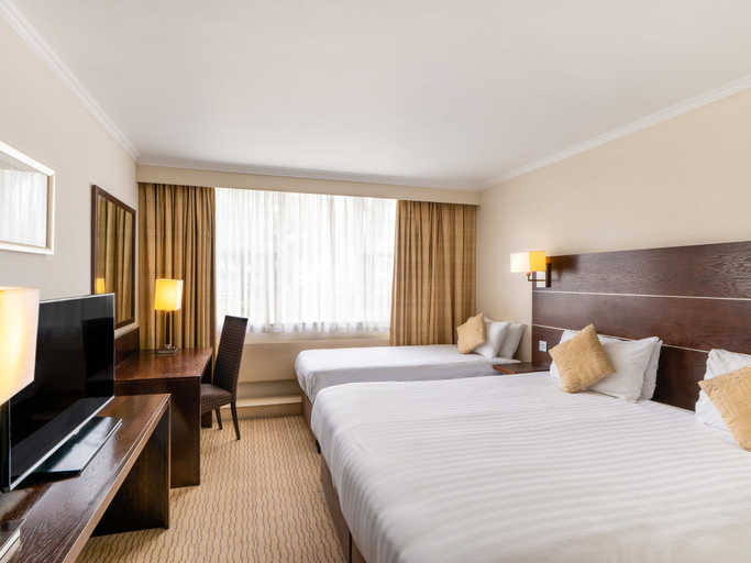 Bedroom 3, Mercure Maidstone Great Danes Hotel, Kent