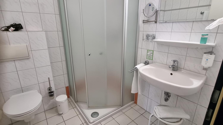 Bathroom 3, Residenzia Hotel Grenadier, Heidekreis