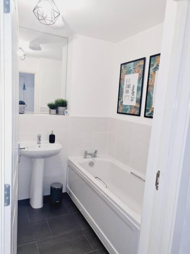 Bedroom 3, Stylish 2 bedroom Apartment / FREE Gated Parking, Glasgow