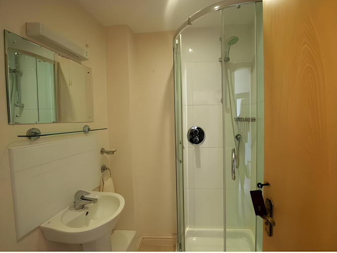 Bathroom 3, Rose and Crown Hotel, Carmarthenshire