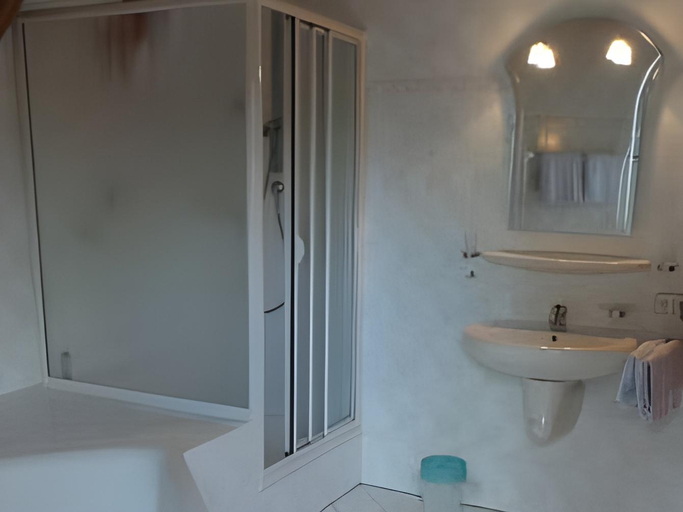 Bathroom 5, Gasthaus-Pension zur Linde, Ortenaukreis