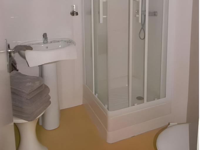 Bathroom 2, Residence Hoteliere Helios, Charente-Maritime