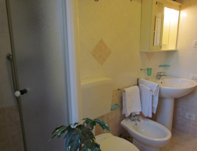Bathroom 3, Modern Apartment 150 metres from the Beach - Sleeps 6, Venezia
