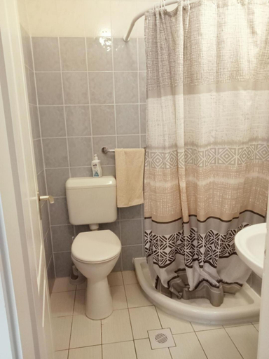 Bathroom 2, Hargita Panzio, Gyál