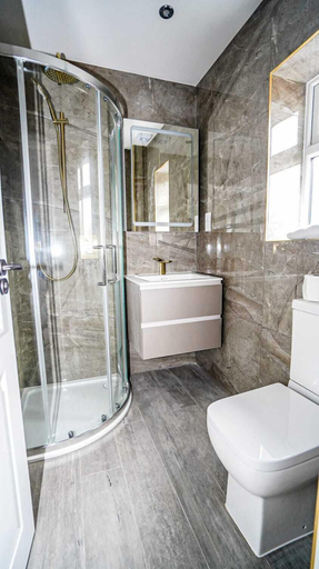 Bathroom 3, Modern 4-Bedroom Home with Free Parking, Slough
