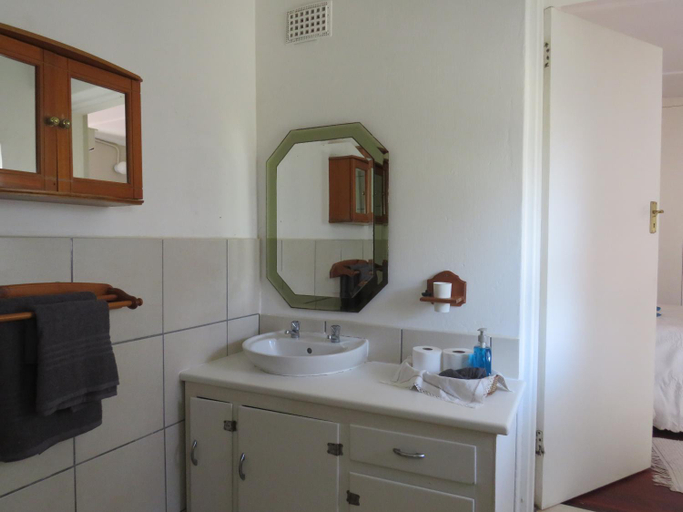 Bedroom 3, Wiltshire Cottage, Cacadu