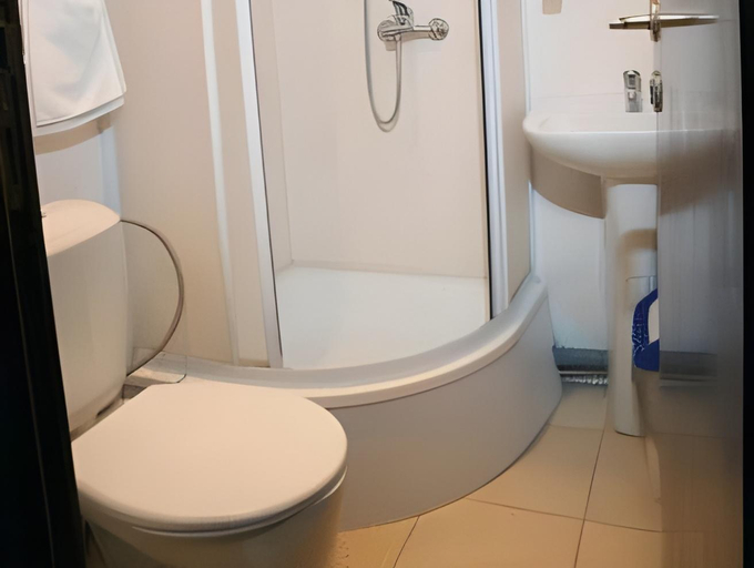 Bathroom 2, Yunost Hotel, Western