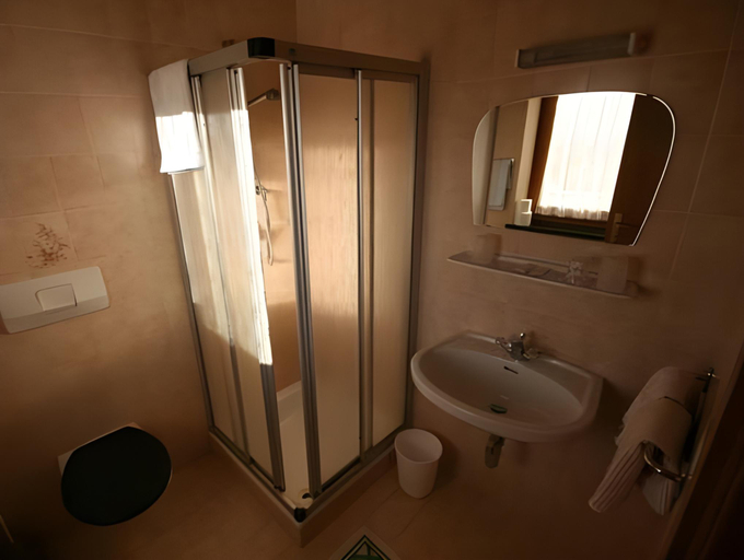 Bathroom 4, Molaris Lodge, Bolzano