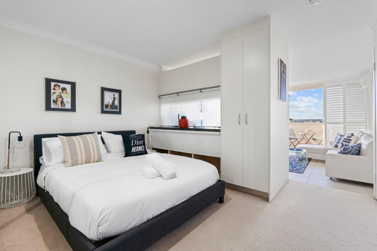 Top Floor Apartment with Balcony in Great Location, Sydney
