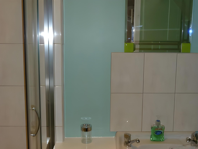 Bathroom 5, Tregonholme Hotel, Poole