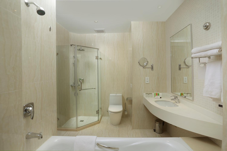 Bathroom 5, President Hotel at Umodzi Park, Lilongwe City
