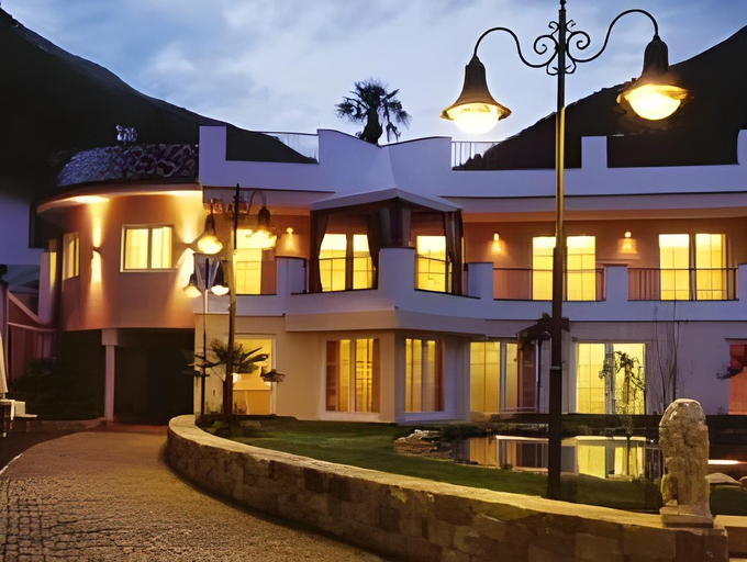 Exterior & Views