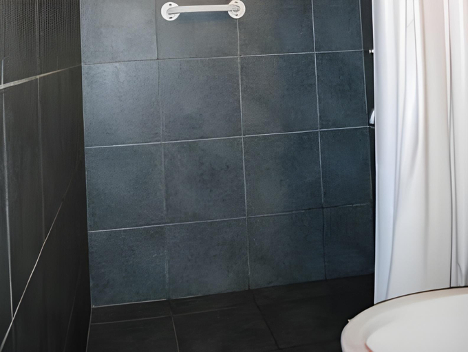 Bathroom 2, La Tosca Hostel, Biedma