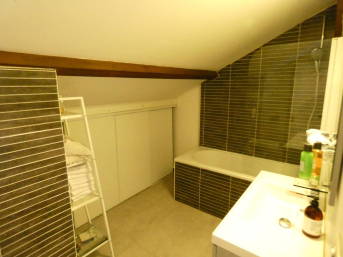 Bathroom 2, Maison moderne et spacieuse avec piscine, Rhône