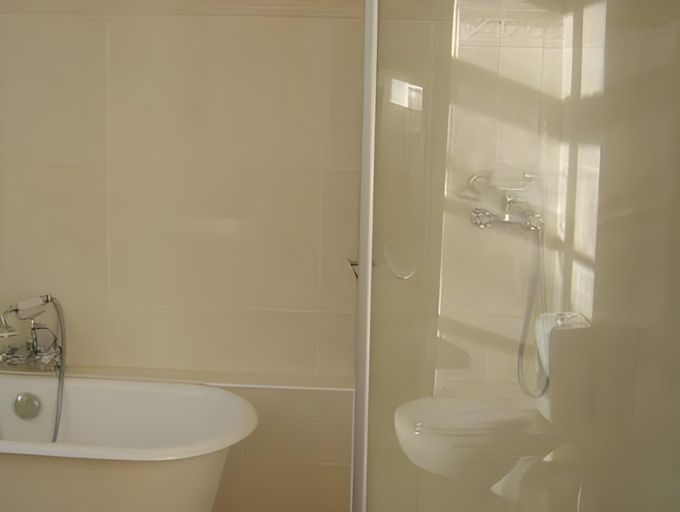 Bathroom 2, Le Moulin du Carla, Tarn