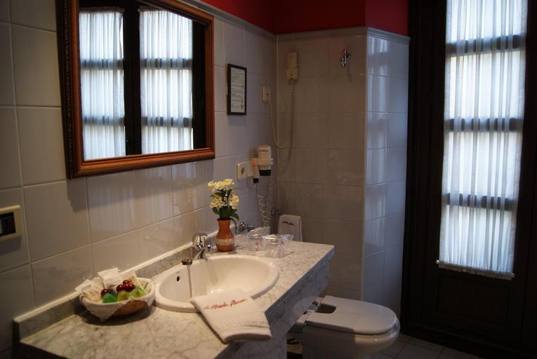 Bathroom 4, Hotel La Posada Regia, León