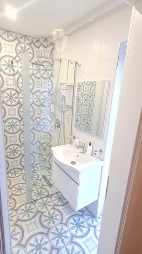 Bathroom 5, Bujtina 31, Korçës