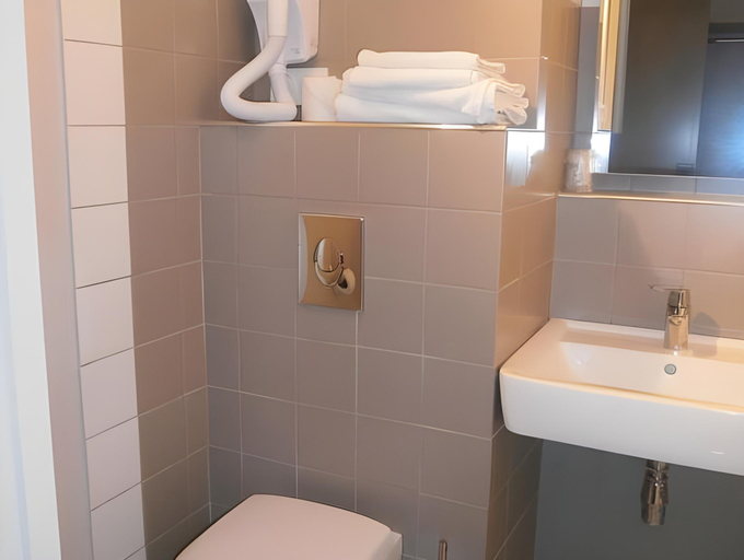 Bathroom 3, Relais Fasthotel Port Lauragais, Haute-Garonne