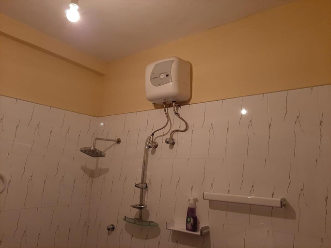 Bathroom 2, The Golden Residence, Galigamuwa