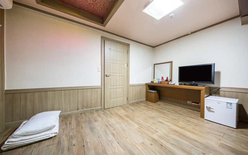 Bedroom 2, Busan Station Prince, Dong