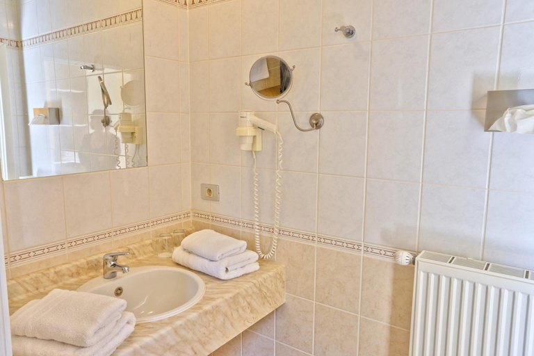 Bathroom 3, Auberge Du Vieux Cedre, Hainaut