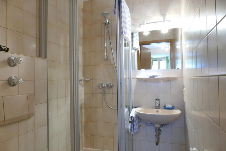 Bathroom 3, Altstadt-Hotel Zum Hechten, Ostallgäu