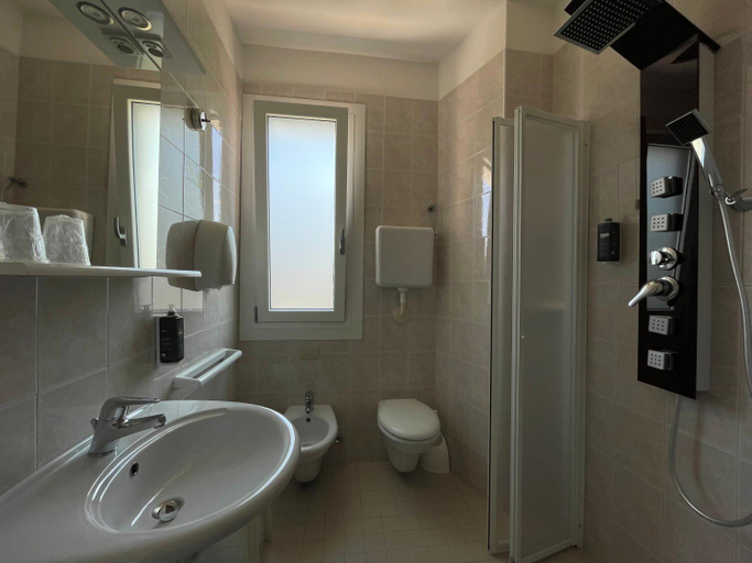 Bathroom 5, Hotel Atenea Golden Star, Venezia