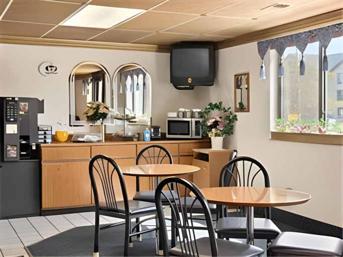 Food & Drinks 5, Super 8 By Wyndham Merrillville/Gary Area, Lake