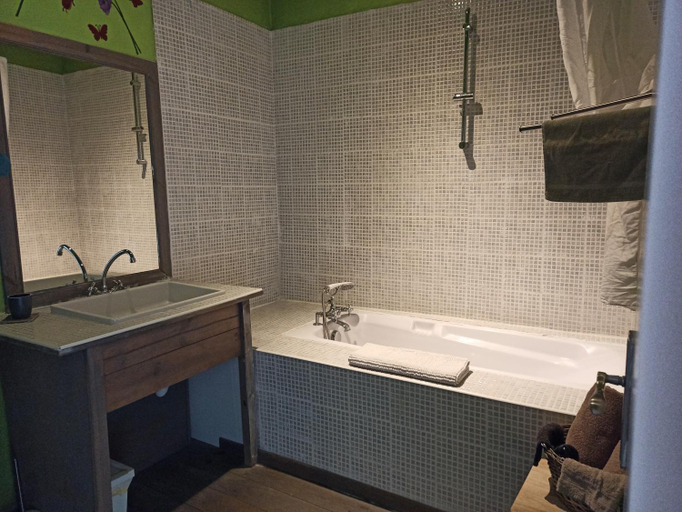 Bathroom 1, LE DINANGA, Ariège