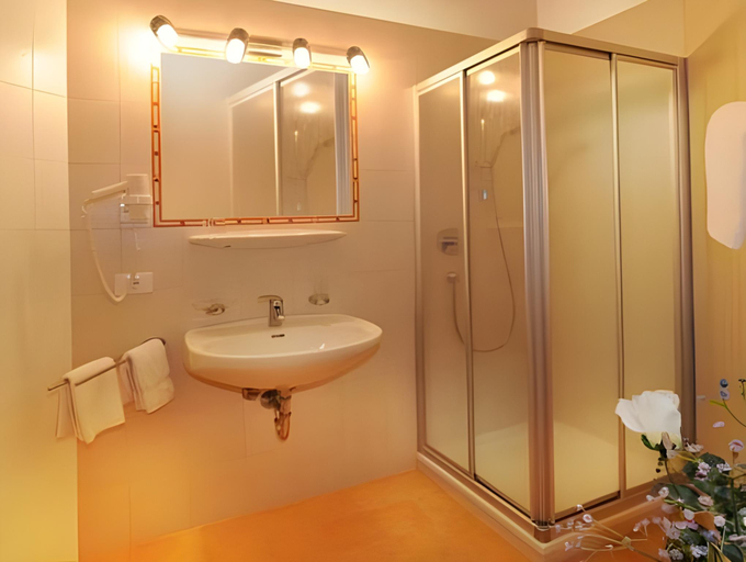 Bathroom 4, Hotel Kompatscherhof, Bolzano