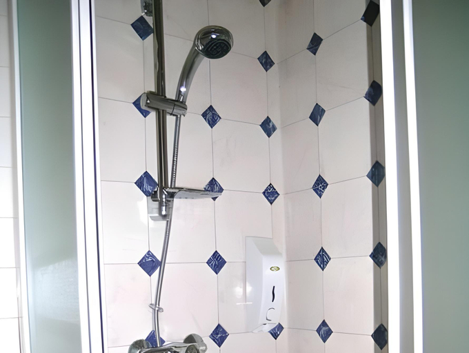 Bathroom 1, Le Beverl'inn, Orne