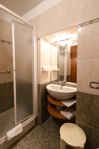Bathroom 16