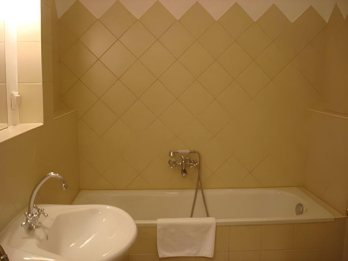 Bathroom 4, Karolyi Kastely Hotel & Restaurant, Mór