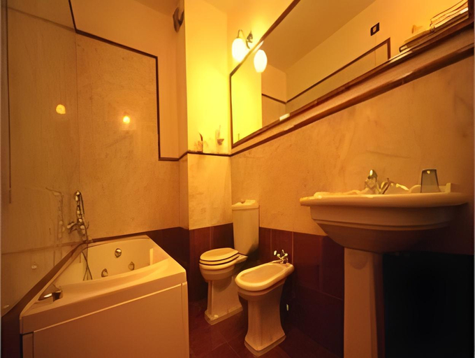 Bathroom 3, Hotel Liberty, Lucca