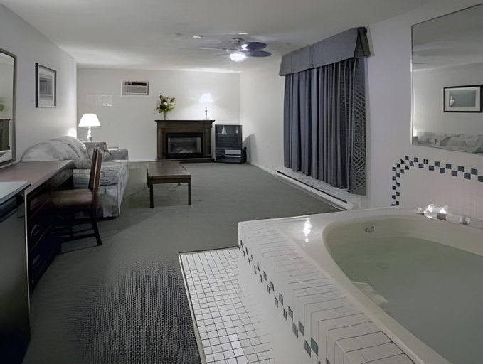 Bedroom 3, Travelodge by Wyndham Gananoque, Leeds and Grenville