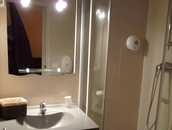 Bathroom 2, Ad Cyber-Hotel, Haute-Garonne