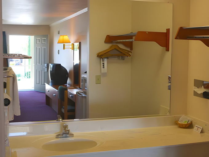 Bathroom 1, Budget Inn, San Luis Obispo