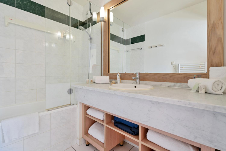 Bathroom 5, Residence Pierre & Vacances Premium Le Domaine de Cramphore, Loire-Atlantique