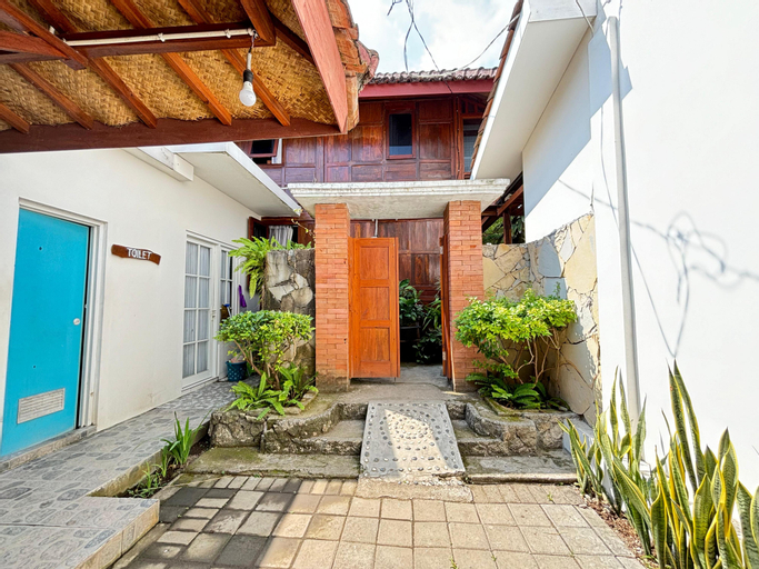 Exterior 13