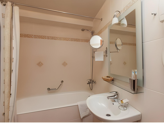 Bathroom 2, Apri Hotel Perm, Perm' gorsovet