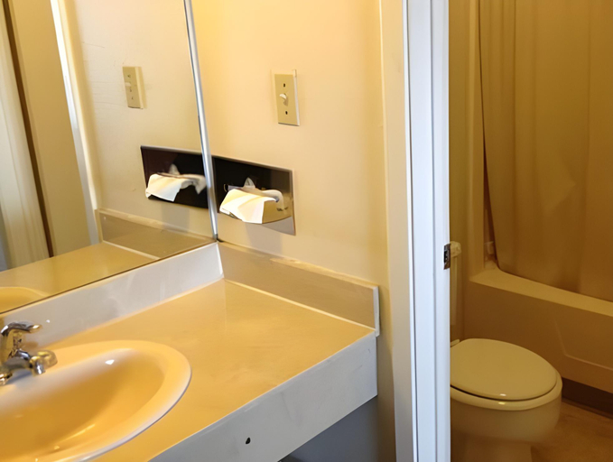 Bathroom, Bastrop Inn, Bastrop