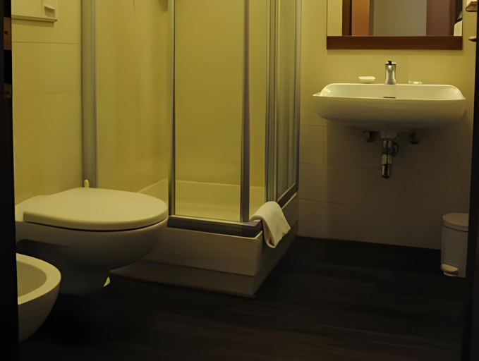Bathroom 3, Albergo Al Sole, Trento